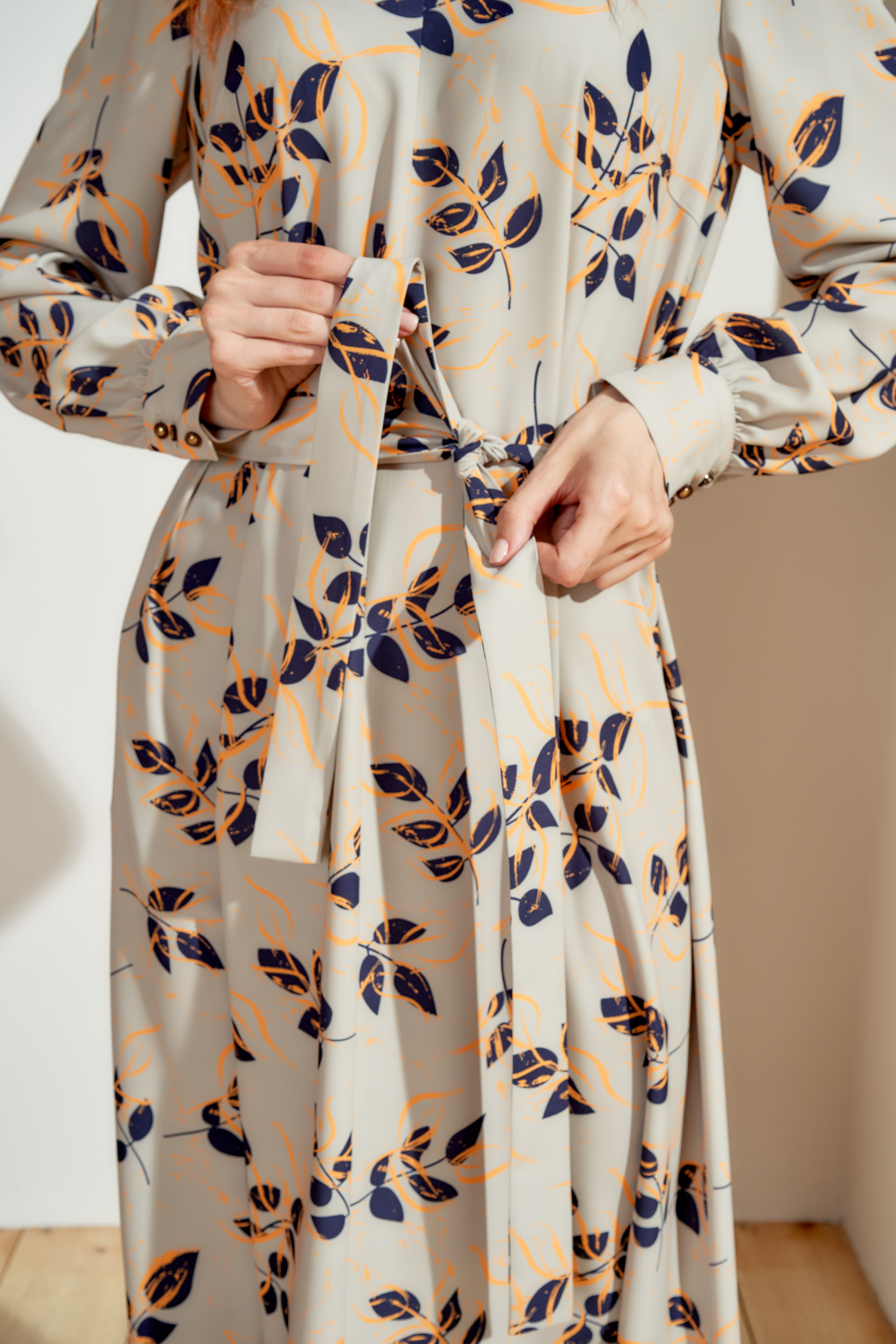 Платье женское, Цвет: оливково-серый, принт листья - фото